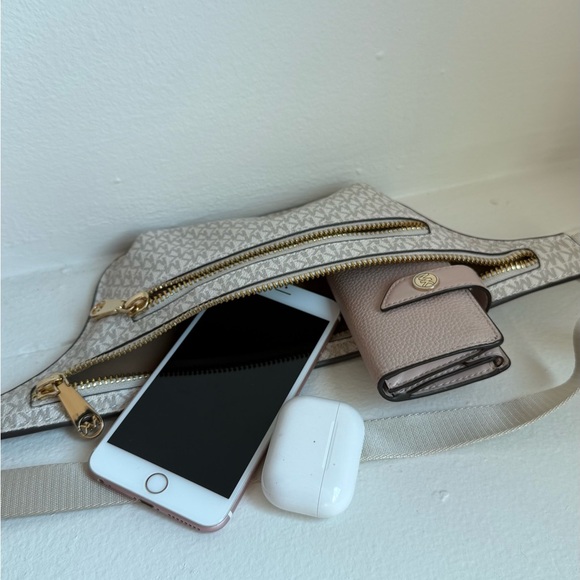 MICHAEL KORS| Faux Leather Belt Bag - Picture 11 of 11